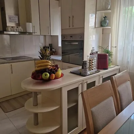 Zee's Lux Spot アパート スコピエ