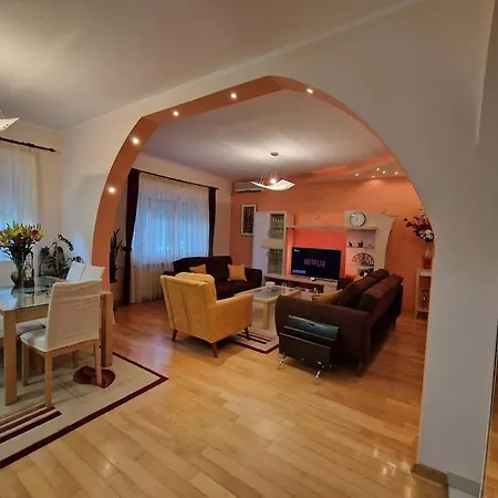 アパート Zee's Lux Spot スコピエ